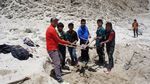 Potret Gunung Everest dan Masalah Tinja Pendaki
