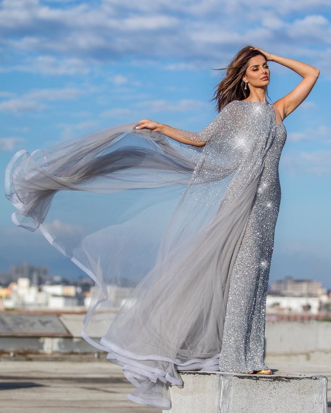 Mahlagha adalah nama asliku dan aku juga berbicara bahasa Persia. Aku masih muda, dan percaya bahwa kenikmatan menjadi seorang gadis bukan hanya jatuh cinta, menikah atau menjalin hubungan sebagai pacar. Aku tidak menyia-nyiakan satu detik dari hidupku. Itulah satu-satunya cara untuk menjaga keseimbangan bagiku. kata Mahlagha. Foto: Instagram