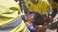 Tim siaga bencana AMNT bersama anggota TNI berusaha mengeluarkan korban selamat dari runtuhan akibat gempa di Desa Pemenang Timur, Kecamatan Pemenang, Tanjung, Lombok Utara, NTB, Selasa (7/8). ANTARA FOTO/Ahmad Subaidi.