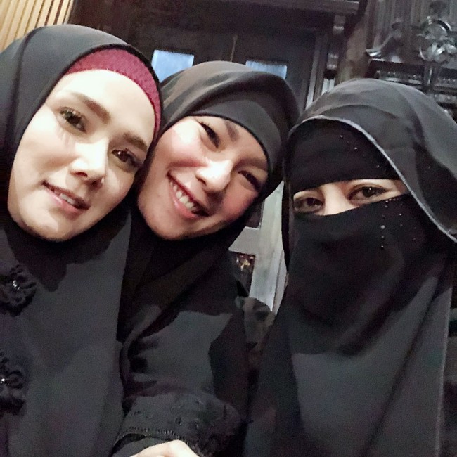 Namun, Kalina segera memberikan konfirmasi di Instagram-nya. Dia mengaku belum mantap berhijab. Ia berhijab dalam rangka mengikuti pengajian bersama Ummi Pipik.  Foto: Instagram/Kalinaoctaranny