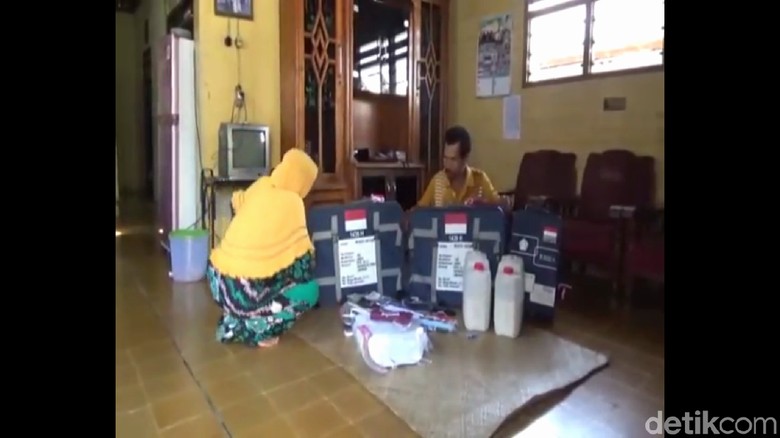 Cerita Pasutri Kuli Angkut dan Penjual Bunga, Nabung 20 Tahun Demi Haji Cerita Pasutri Kuli Angkut dan Penjual Bunga, Nabung 20 Tahun Demi Haji