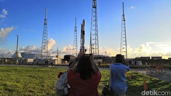 Sejumlah awak media dari Indonesia turut mengabadikan Satelit MErah Putih sebelum mengangkasa. Foto: Fino Yurio Kristo/detikINET