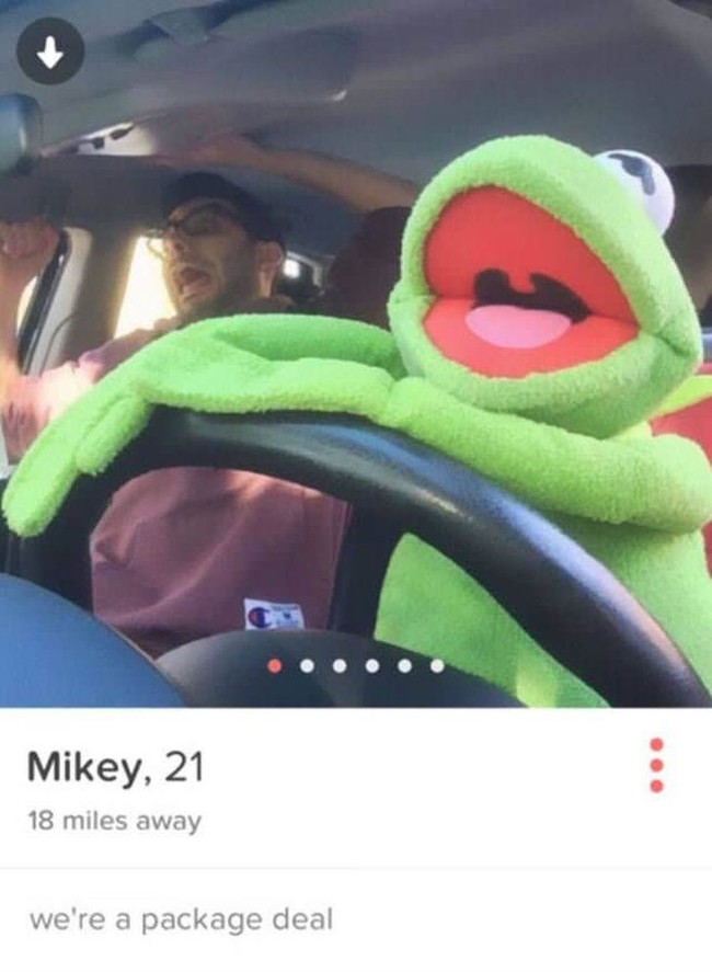 Foto dengan teman-teman bisa menambah daya tarik seseorang di profil kencan online. Mungkin itu yang juga diusahakan pria bernama Milkey ini. Foto: Imgur/youandmeandrainbows