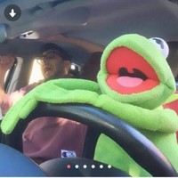 Foto dengan teman-teman bisa menambah daya tarik seseorang di profil kencan online. Mungkin itu yang juga diusahakan pria bernama Milkey ini. Foto: Imgur/youandmeandrainbows