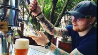  Pelantun lagu Perfect itu juga sangat menyukai bir. Ia terlihat piawai menuangkan bir ke dalam gelas. Foto: Instagram teddysphotos