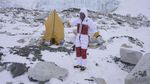 Potret Gunung Everest dan Masalah Tinja Pendaki