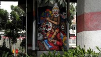 Para seniman ini juga memasukan unsur budaya ke dalam goresan muralnya.