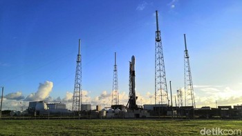 Roket Falcon 9 telah berdiri gagah di landasan dengan satelit Merah Putih berada di posisi atas.  Foto: Fino Yurio Kristo/detikINET