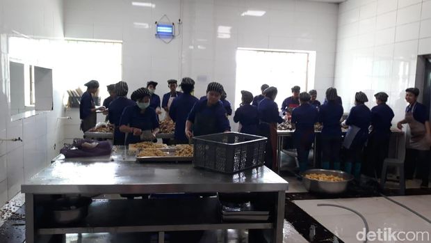 Kantin TKA China dan TKI yang Dipisahkan