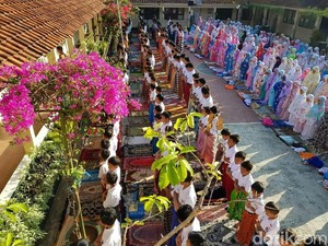Ratusan Siswa SD di Banjar Salat Gaib dan Galang Dana untuk Lombok