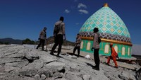 Pasukan penyelamat terus melakukan evakuasi para korban terdampak gempa di desa Pemenang, Lombok, NTB. Beawiharta/Reuters.