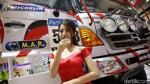 Senyuman Manis Para SPG Mobil Besar