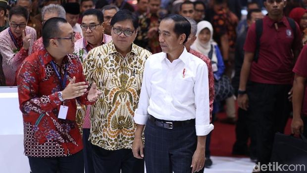 Presiden Joko Widodo di booth DFSK saat pembukaan GIIAS 2018