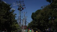 PLN terus memperbaiki jaringan yang rusak. Sebanyak 53 penyulang 20 kV pada sistem kelistrikan dalam kondisi aman dan normal, sementara lima penyulang lainnya masih padam sebagian. Sekitar 40ribu pelanggan di Senggigi dan Tanjung masih mengalami padam listrik dengan perkiraan beban ± 10 MW. Istimewa/Dok. PT PLN (Persero).