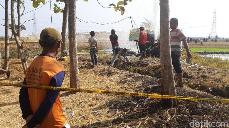 Ingin Lihat Semburan Lebih Dekat, Warga Terabas Police Line Ingin Lihat Semburan Lebih Dekat, Warga Terabas Police Line
