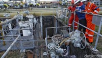 Direktur Utama Pertamina Hulu Indonesia Bambang Manumayoso dan Direktur Utama Pertamina Hulu Sanga Sanga Andi Wisnu mendapat penjelasan dari Vice President Vico Indonesia Ateng Surahman mengecek Blok Sanga-Sanga.