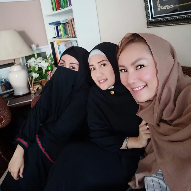 Insha Allah, suatu saat nanti. Mungkin saya akan menggunakan hijab. Tapi bukan karena paksaan orang lain, bukan karena ikut-ikutanan orang. Tapi karena hati saya yang mau, tulis Kalina di Instagramnya. Foto: Instagram/Kalinaoctaranny