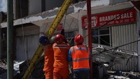 Kondisi beban puncak listrik saat ini turun dibanding sebelum gempa karena kegiatan usaha, seperti mall, hotel, toko dan perkantoran berhenti sementara atau tutup. Beban puncak siang ini sebesar 113 MW dibandingkan rata-rata kondisi normal beban pada siang hari, yakni 155 MW. Untuk daya mampu pembangkit di sistem kelistrikan Lombok sebesar 172 MW dan diupayakan terus bertambah dengan persiapan sinkronisasi PLTU Jeranjang unit #3 kapasitas 25 MW untuk beroperasi. Istimewa/Dok. PT PLN (Persero).