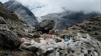 Selain ditemukan banyak mayat, sampah di Gunung Everest juga sangat banyak. Pada Maret 2018, dilakukan pembersihan dengan hari pertama terkumpul 1.200 kilogram sampah dari total 100 ton yang harus dibersihkan. Foto: CNN