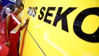 Seorang SPG berpose disalah satu mobil bus keluaran Isuzu yang digunakan untuk kendaraan Bus Sekolah.