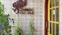  Bergaya retro ‘Counting Sheep Corner’  ketika malam hari diubah jadi bar. Menu yang disajikan juga beragram, mulai dari menu sarapan, steak, dan pasta. Cocok untuk bersantai di sore hari. Foto: Istimewa