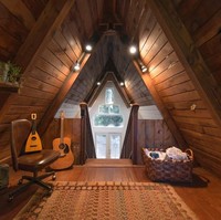 Lantai dua kabin cocok untuk bersantai sambil main musik. Meskipun terlihat seperti bangunan tua, bagian dalamnya ternyata tidak terlalu menyeramkan. Foto: Dok. Airbnb