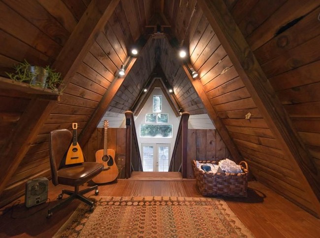 Lantai dua kabin cocok untuk bersantai sambil main musik. Meskipun terlihat seperti bangunan tua, bagian dalamnya ternyata tidak terlalu menyeramkan. Foto: Dok. Airbnb