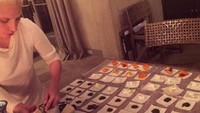 Begini pose serius Lady Gaga saat membuat pasta ravioli di rumah. Lengkap dengan parutan keju sebagai isiannya. Foto: Instagram @ladygaga