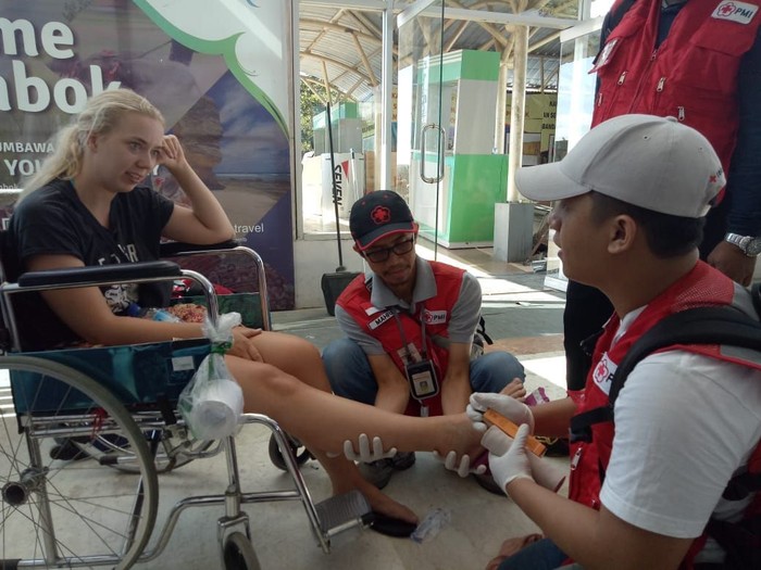 Tim Kesehatan PMI Periksa Turis Asing di Bandara Lombok