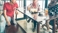 Bersama dua rekan wanitanya, Rayi nongkrong di kafe sambil makan-makan. Foto: instagram @rayiputra26
