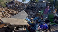 Paska gempa berkekuatan 7 SR yang terjadi di Nusa Tenggara Barat, sejumlah warga memberanikan diri kembali ke rumah mereka yang telah hancur akibat gempa, Selasa (7/8/2018). Antara Foto/Zabur Karuru.