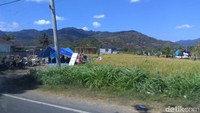 Sekarang tenda yang paling kita butuhkan. Kalau malam kita dingin. Kita ngungsi pakai terpal-terpal saja, kata salah seorang warga, Umar Al Idrus.