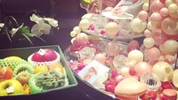 Gelar konser di Jepang, Lady Gaga dapat sambutan yang hangat dan meriah dari penggemarnya di sana. Ia bahkan mendapatkan paket buah segar, lengkap dengan buah mangga manis yang dicicipnya. Foto: Instagram @ladygaga