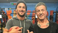 Tetapi siapa sangka, aktor gaek ini mampu menjaga tubuhnya tetap kekar. Foto: Instagram/officialslystallone