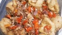Namanya Tahu Pindang, tahu goreng disiram sambal matah dan kuah pindang. Nyam! Instagram @thenata70