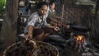 Setelah itu topeng-topeng kayu tersebut direbus satu per satu. Perebusan itu dilakukan untuk membuat warna topeng kayu lebih keluar dan tahan lama.