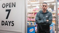 Lewat instagramnya @rayiputra26, ia sering memamerkan momen seru kulineran. Termasuk saat berpose di depan minimarket ini. Kelihatan elegan ya? Foto: instagram @rayiputra26