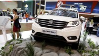  Meski sama-sama datang dari China, keduanya memiliki strategi yang berbeda. Kalau Wuling menyasar pasar MPV, sedangkan DFSK di tahun pertamanya memilih SUV juga pick-up. Foto: Rachman Haryanto