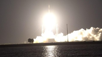 Peluncuran semakin dramatis dengan pantulan cahaya di air. Foto: Iswahyudi