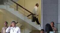 Sofyan Basir naik ke ruang pemeriksaan.