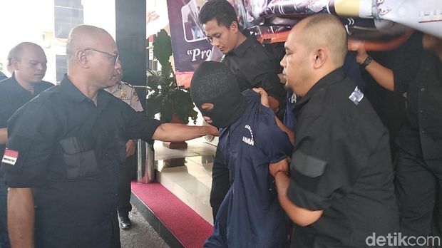 Polisi Bekuk Pembunuh Alex Sopir Taksi Online Saat Sembunyi di Sawah