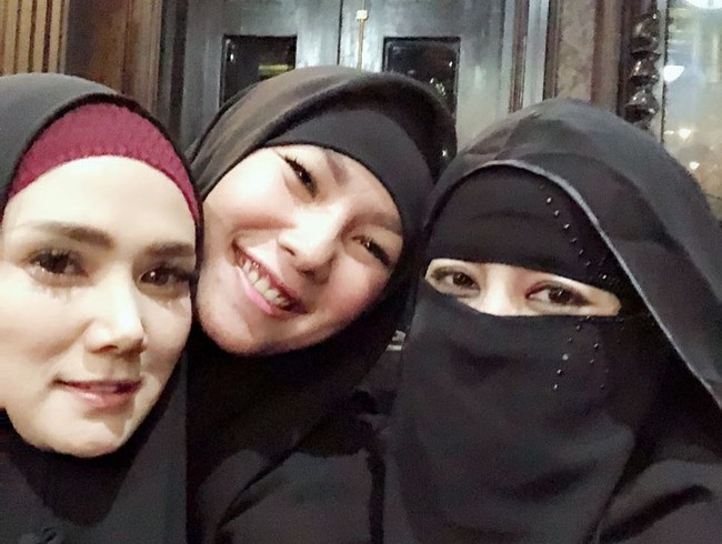 Adem.... alhamdulillah.. keep istiqomah untuk semuanya. tulis pengguna Instagram bernama Sriyatintiaa. Postingan foto berhijabnya itu menarik sekitar 500 komentar dan belasan ribu likes. Foto: Instagram/Kalinaoctaranny