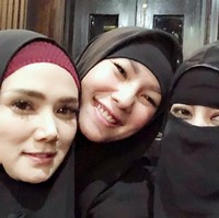 Adem.... alhamdulillah.. keep istiqomah untuk semuanya. tulis pengguna Instagram bernama Sriyatintiaa. Postingan foto berhijabnya itu menarik sekitar 500 komentar dan belasan ribu likes. Foto: Instagram/Kalinaoctaranny