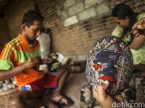Potret Perajin Topeng Kayu yang Terkikis Zaman