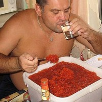 Banyak orang memakai foto saat makan di restoran mahal untuk profil aplikasi kencan. Pria ini pun tak mau kalah dengan pasang foto makan satu baskom caviar. Sangat mewah. Foto: Imgur/alackofunderstanding