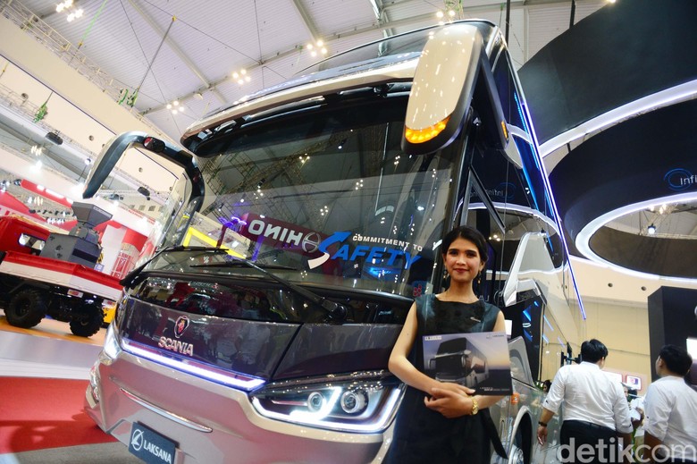 Ada yang Cantik di Bus-bus Komersial di GIIAS 2018 Tidak hanya mobil penumpang yang dihiasi para Sales Promotion Girls (SPG) cantik. Kendaraan-kendaraan komersial juga dihiasi para SPG cantik lho.
