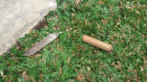 Pisau diduga milik pelaku tertinggal di lokasi