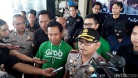 Kapolres Sumedang AKBP Hartoyo menyatakan kronologi pembunuhan Alex dan menunjukkan kedua pelaku yang berhasil diamankan di Mapolres Sumedang, Selasa (7/8/2018).