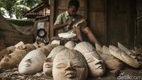 Seorang perajin topeng kayu di desa Bobung, Yogyakarta menjadi salah satu dari semakin menyusutnya perajin topeng kayu di Jogja.
