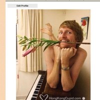 Awalnya mungkin pria ini ingin tampil romantis dengan bunga dan piano. Sayangnya kenyataan tidak menunjukkan demikian. Foto: acidcow